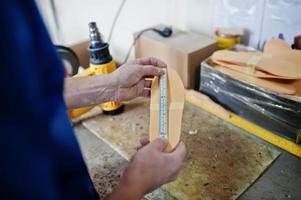 homem protético fazendo palmilhas ortopédicas enquanto trabalhava no laboratório. foto