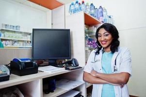 farmacêutico americano africano trabalhando em drogaria na farmácia hospitalar. saúde africana.