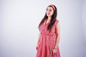 retrato de uma linda jovem de vestido listrado vermelho no estúdio. foto