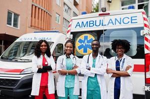 grupo de médicos de equipe de emergência de ambulância paramédica africana. foto