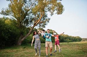 jovem família feliz foto