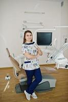retrato de bebê dentista feminino em seu consultório odontológico. foto