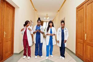 grupo de estudantes de medicina africanas na faculdade. foto