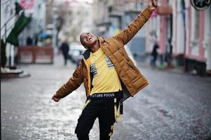 homem africano usar jaqueta em tempo frio posou ao ar livre. foto
