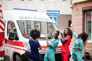 grupo de médicos de equipe de emergência de ambulância paramédica africana. foto