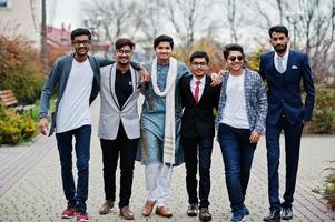 grupo de seis homens indianos do sul da Ásia em roupas tradicionais, casuais e de negócios andando. foto