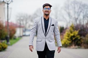 homem indiano elegante com bindi na testa e óculos, use terno posou ao ar livre. foto