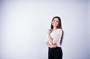 retrato de uma jovem elegante no top branco e calça preta no estúdio. foto