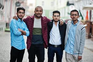 grupo de quatro estudantes indianos do sexo masculino. colegas passam tempo juntos. foto