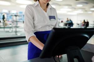 garota de garçom trabalhando com terminal pos ou caixa no café. pessoas e conceito de serviço foto