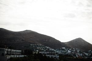 paisagem cênica com montanha e casas. cenário exótico. marco popular, famoso destino de bodrum, turquia. foto