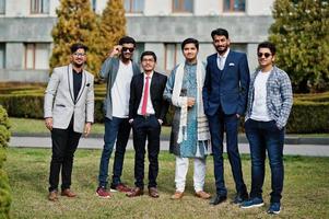 grupo de seis homens indianos do sul da Ásia em roupas tradicionais, casuais e de negócios. foto