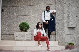 elegante casal americano africano com roupa formal. casal romântico apaixonado namoro. foto