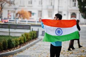 estudante indiano do sul da Ásia com bandeira da índia posou ao ar livre. foto