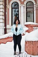 elegante modelo afro-americano plus size nas ruas da cidade no dia de inverno. foto