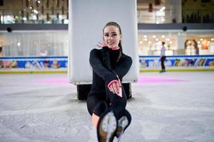 mulher patinadora artística no rinque de patinação no gelo. foto