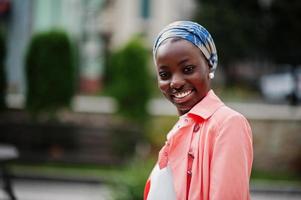 jovem moderno elegante, atraente, alto e magro mulher muçulmana africana em hijab ou turbante lenço de cabeça posou. foto