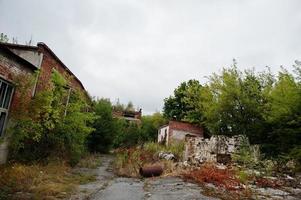 exterior industrial de uma antiga fábrica abandonada. foto