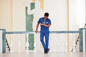 médico africano profissional no hospital. negócios de saúde médica e serviço médico da áfrica. foto