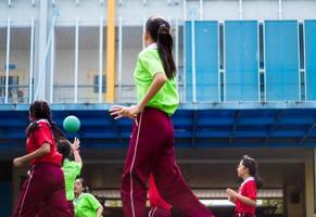 bangkok, tailândia - 15 de janeiro de 2018 meninas do ensino fundamental em jogos esportivos no evento esportivo anual da escola. foto
