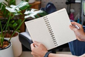 homem sentado e descansando usando uma caneta para escrever um conceito de notebook.business e educação. foto