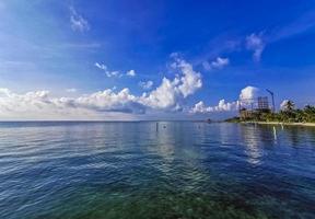 playa azul beach palm seascape panorama em cancun méxico. foto