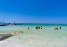 holbox quintana roo méxico 2022 bela holbox ilha praia banco de areia panorama turquesa água pessoas méxico. foto