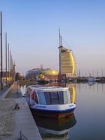 bremerhaven bremen alemanha 2011 cityscape sunset coast barcos e dike panorama bremerhaven alemanha. foto