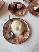 bolo fofo de coelhinho da páscoa em um prato com uma colher. sobremesas na mesa no café foto