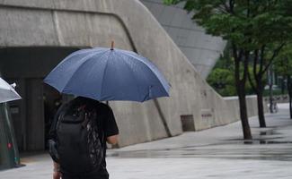 uma foto de um homem com um guarda-chuva