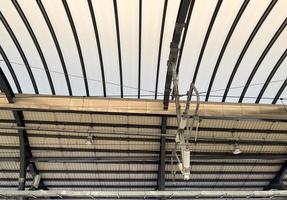 o fio elétrico suspenso está pendurado no teto da estação urbana. foto