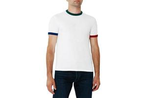 camiseta em um homem, isolado em um fundo branco, copie o espaço foto