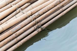 pequena jangada de bambu foto