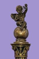 escultura em bronze de um anjo foto