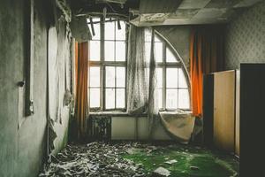 uma antiga sala de estar em uma casa abandonada foto