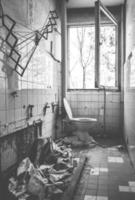 banheiro antigo em preto e branco foto
