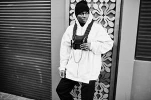 homem afro-americano de estilo urbano elegante com capuz rosa posou. cara afro-rapper. foto