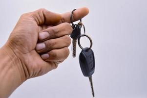 porta-chaves de carro conceito de fundo branco alugar um carro peão carro comprar um carro vender um seguro de carro foto