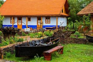 casa rural feita de barro e telhado de barro. a casa de campo ideal para descansar e relaxar no seio da natureza foto