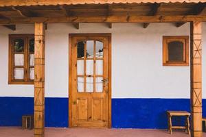 casa rural feita de barro e telhado de barro. a casa de campo ideal para descansar e relaxar no seio da natureza foto