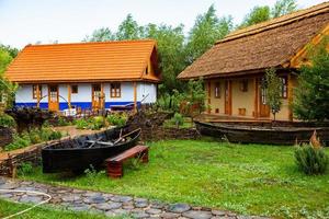 casa rural feita de barro e telhado de barro. a casa de campo ideal para descansar e relaxar no seio da natureza foto