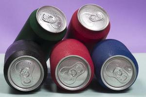 lata de refrigerante de alumínio colorida foto
