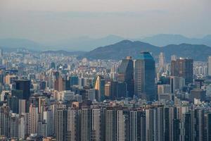 o topo da paisagem de uma montanha em seul, coreia foto