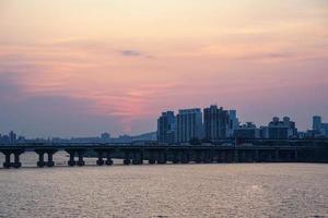 seul paisagem do pôr do sol do rio han foto