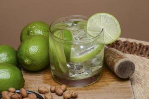 coquetel refrescante com limão verde e gelo. foto