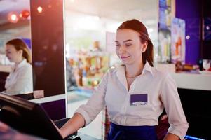 garota de garçom trabalhando com terminal pos ou caixa no café. pessoas e conceito de serviço foto