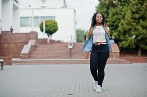 jovem negra posou na cidade. único retrato de mulheres africanas. foto