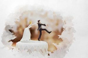 A boneca e a estátua do noivo do conceito da aquarela estão fugindo, mas a noiva pode pegá-lo finalmente. a boneca engraçada da história do casamento no topo do bolo. foto