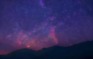 montanha de paisagem noturna e fundo de galáxia via láctea, longa exposição, pouca luz foto