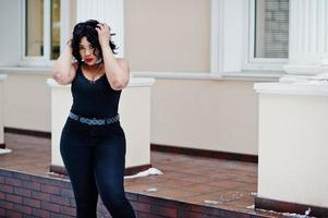 elegante modelo afro-americano plus size nas ruas da cidade no dia de inverno. foto